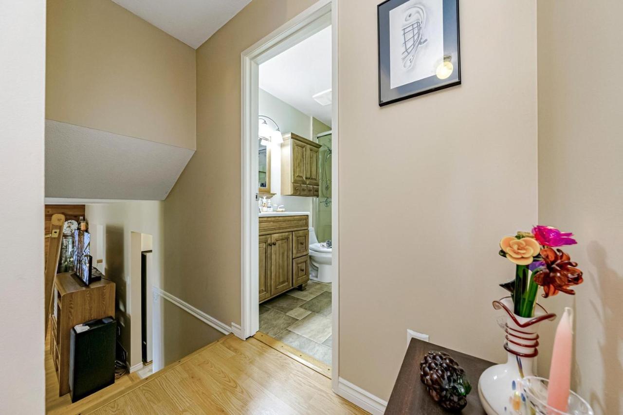 Cloverdale Bungalow- Beautiful Price 79 Cad Only * Surrey