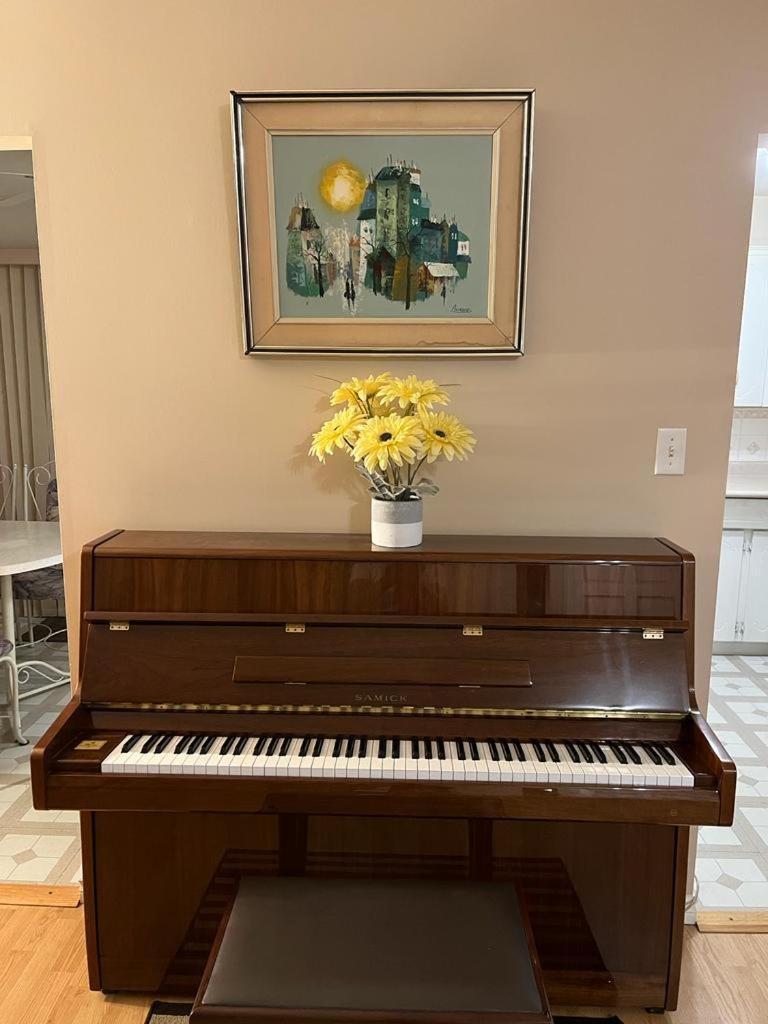 Homestay Cloverdale Bungalow- Beautiful Price 79 Cad Only *