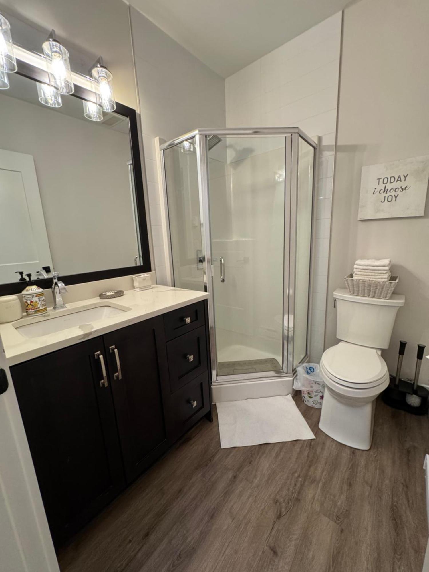 Modern 2br Near Morgan Creek & White Rock Holiday home *