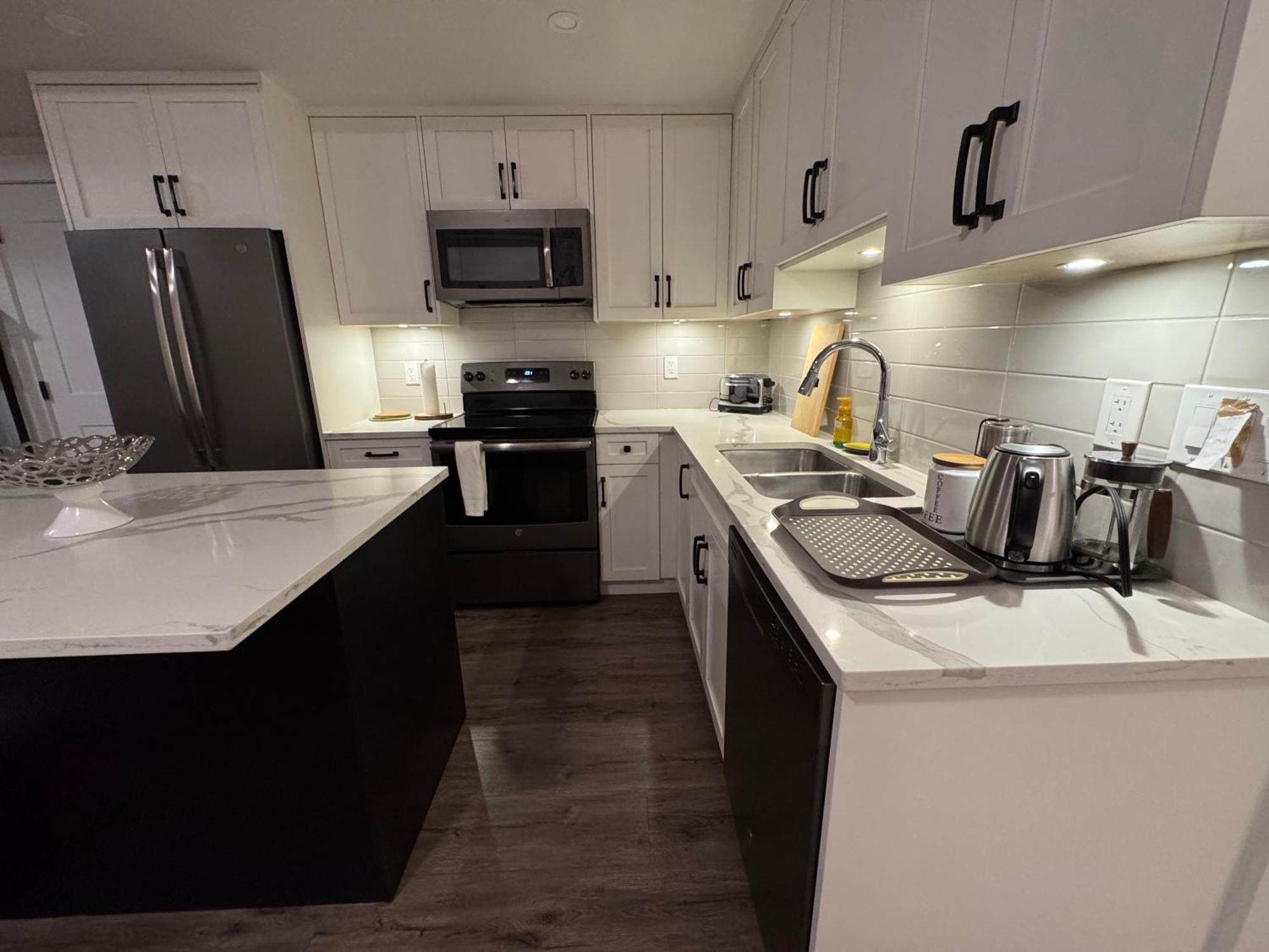 Modern 2br Near Morgan Creek & White Rock * Surrey