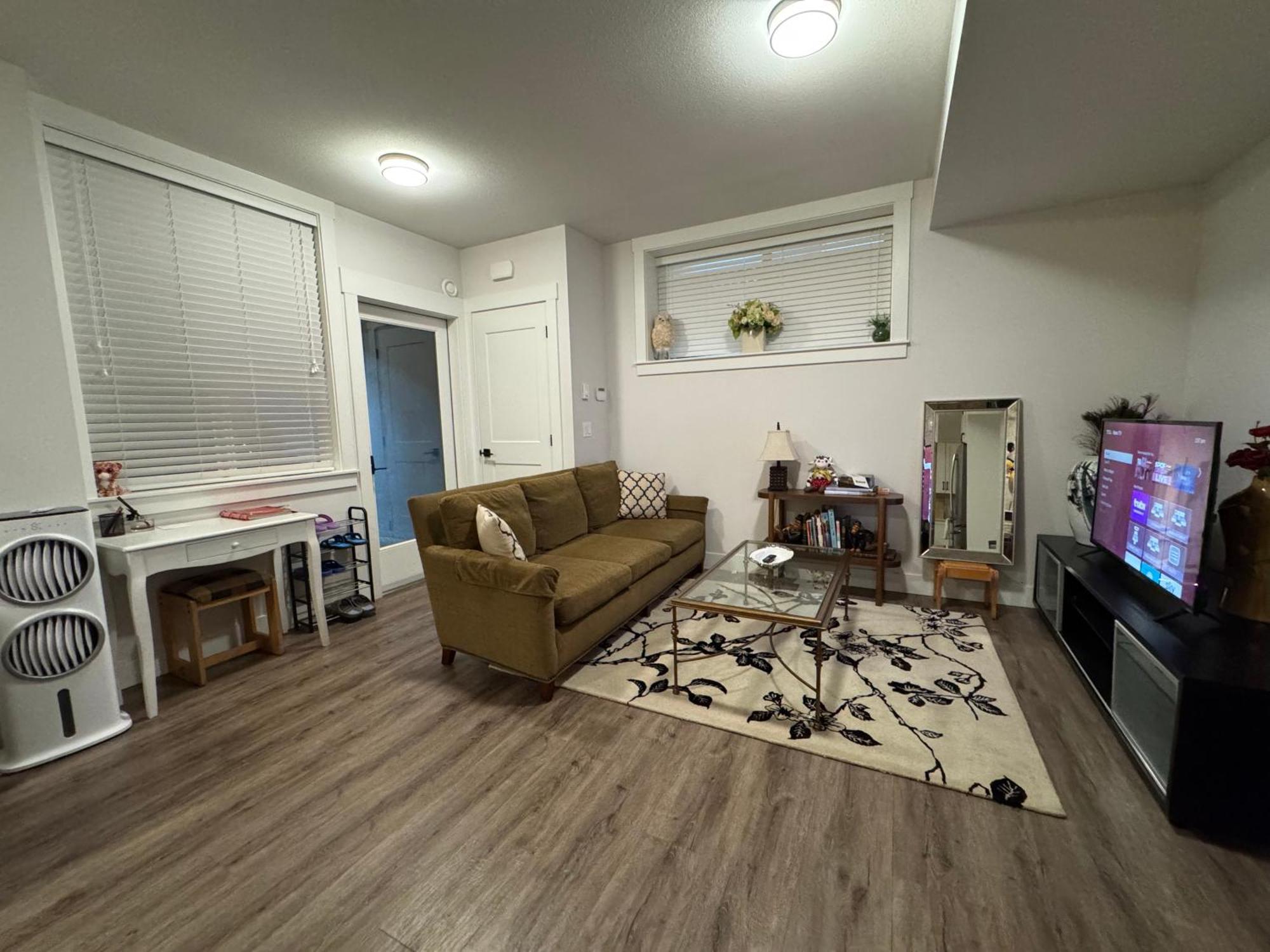 Modern 2br Near Morgan Creek & White Rock