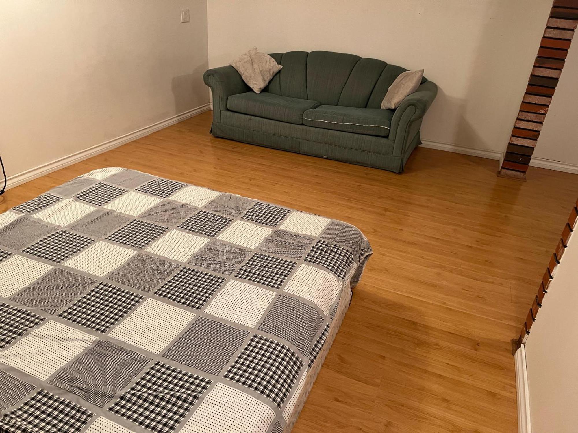 Extremely Cheap Room- Private And Shared Available- Price Homestay Surrey