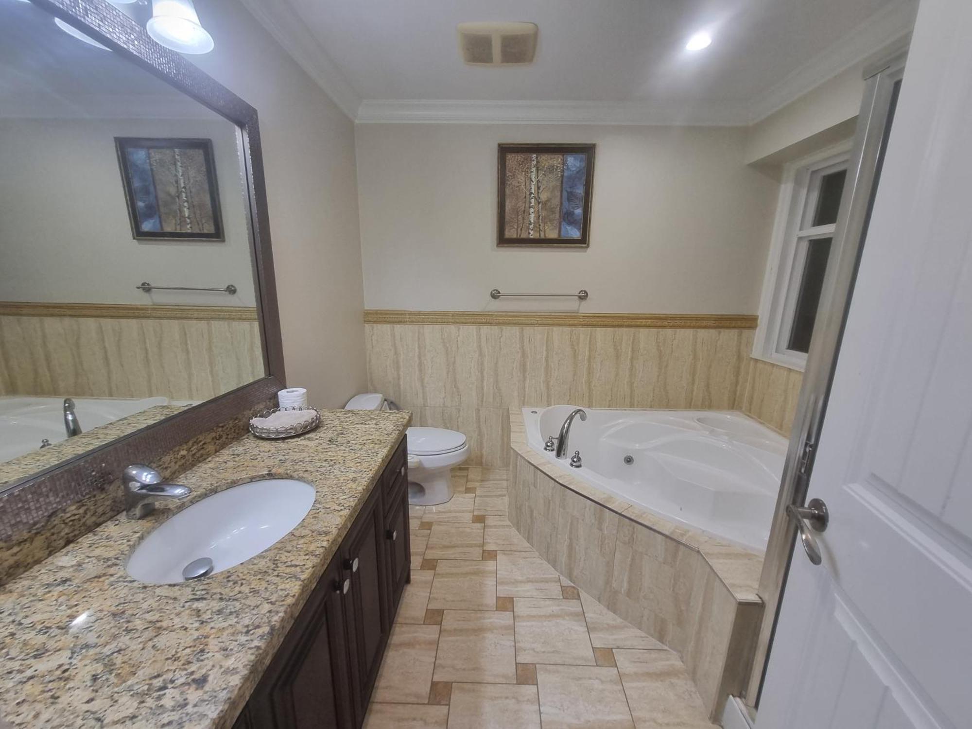 Private Cozy Near Scot Road- Walk To Restaurants, Shopping & Transit Homestay