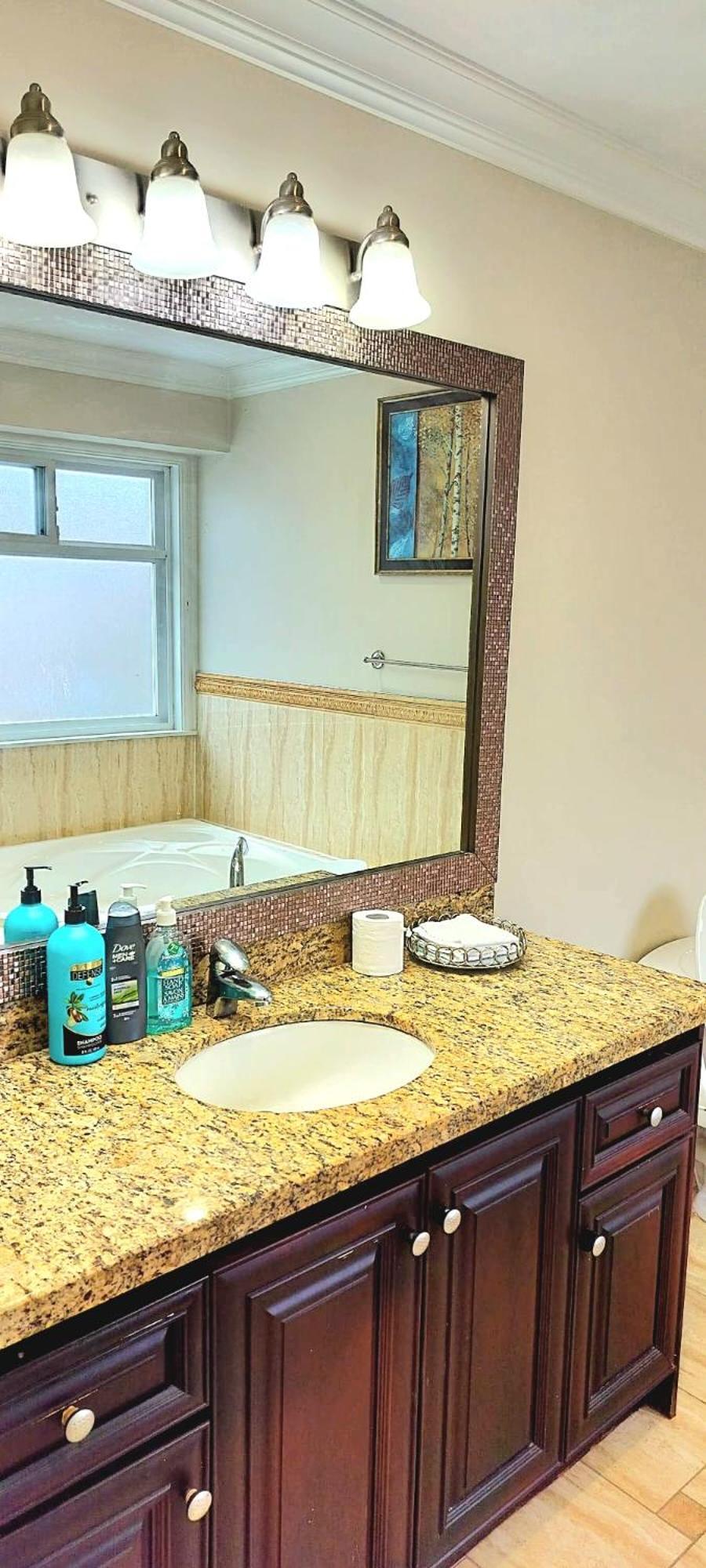Private Cozy Near Scot Road- Walk To Restaurants, Shopping & Transit * Surrey