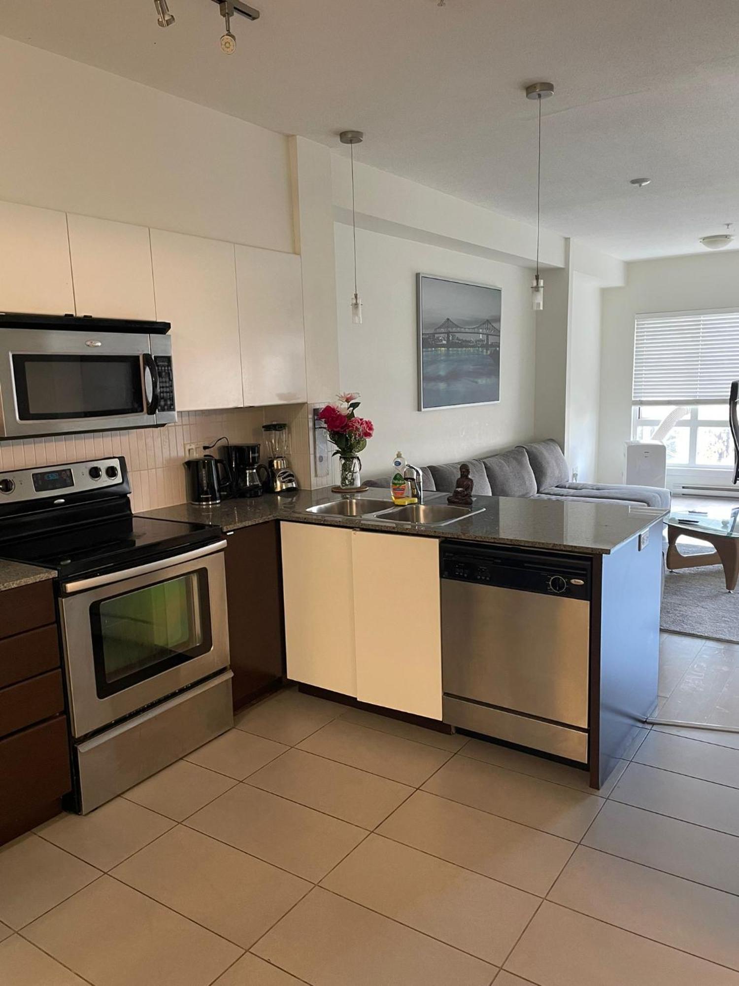 Apartment Beautiful 1 Bedroom Den Quattro Bld State Of The Art Of Surrey