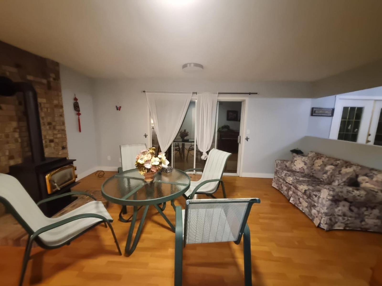 Homestay Budget Near White Rock - 5 Min Drive