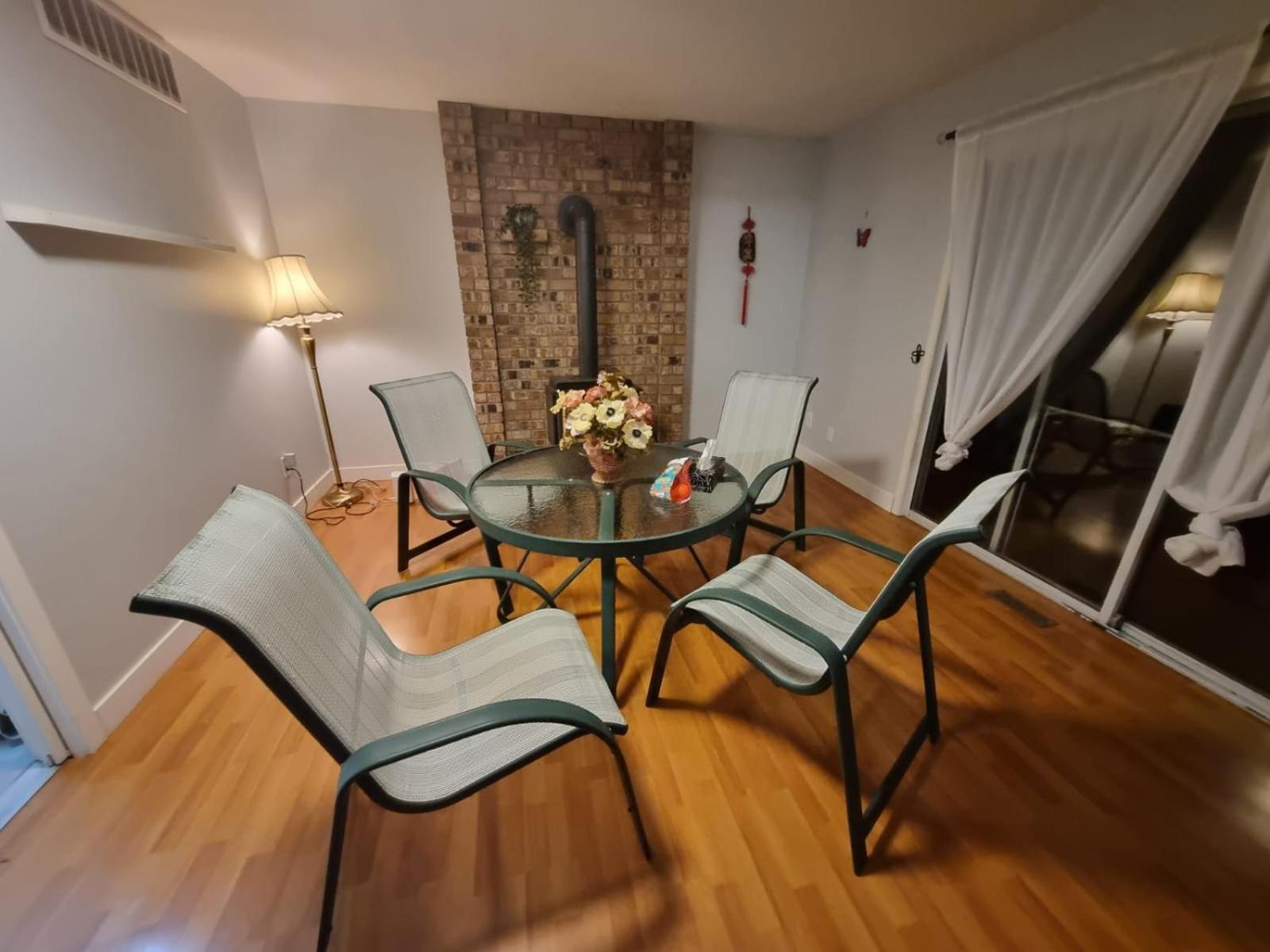 Homestay Budget Near White Rock - 5 Min Drive Surrey