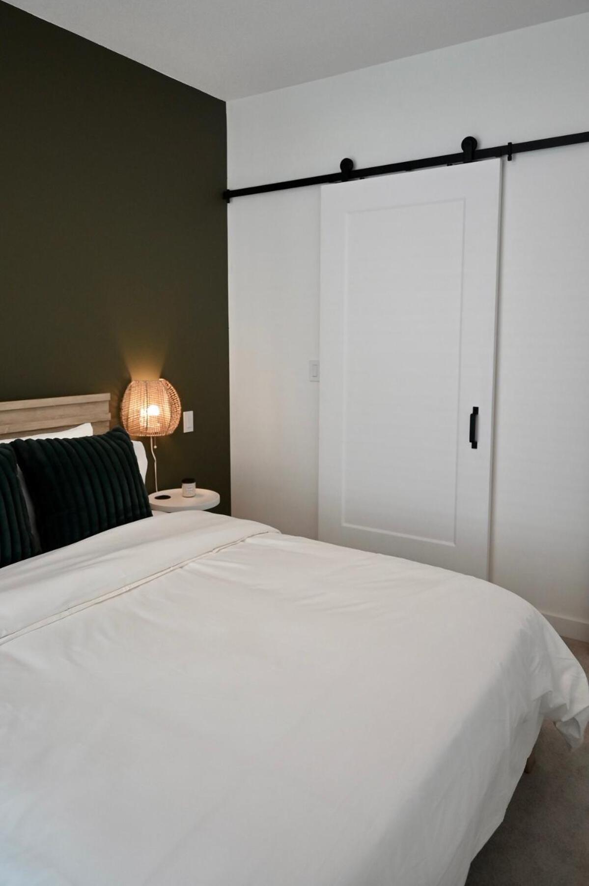 Premium 2 Bedroom Boho In Location * Surrey