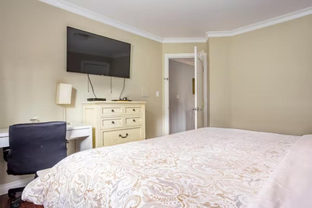 Jane's Private With Shared Washroom * Surrey