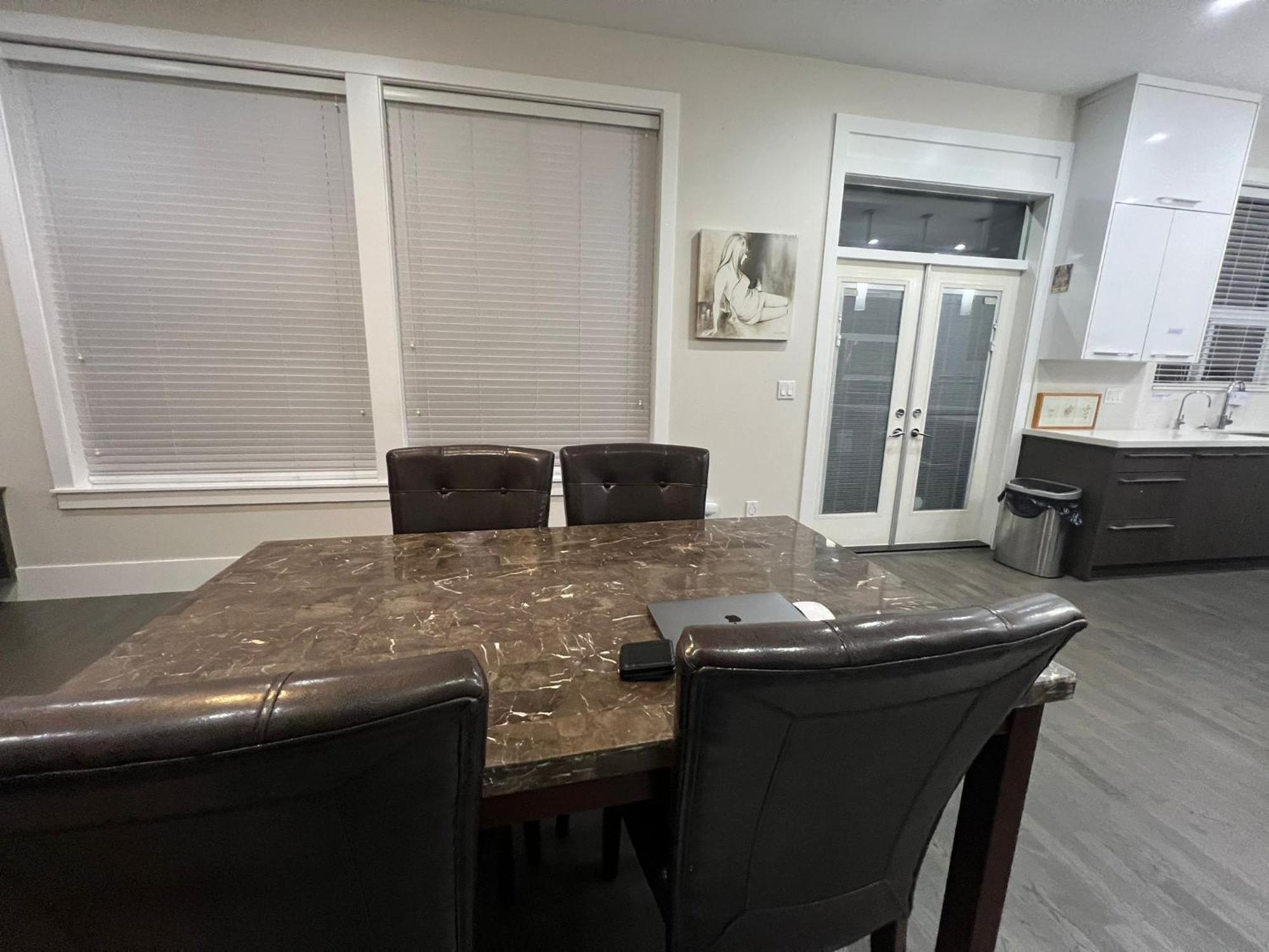 Homestay Homestay- Downtown, Restaurants, Transit Walking Distance Surrey