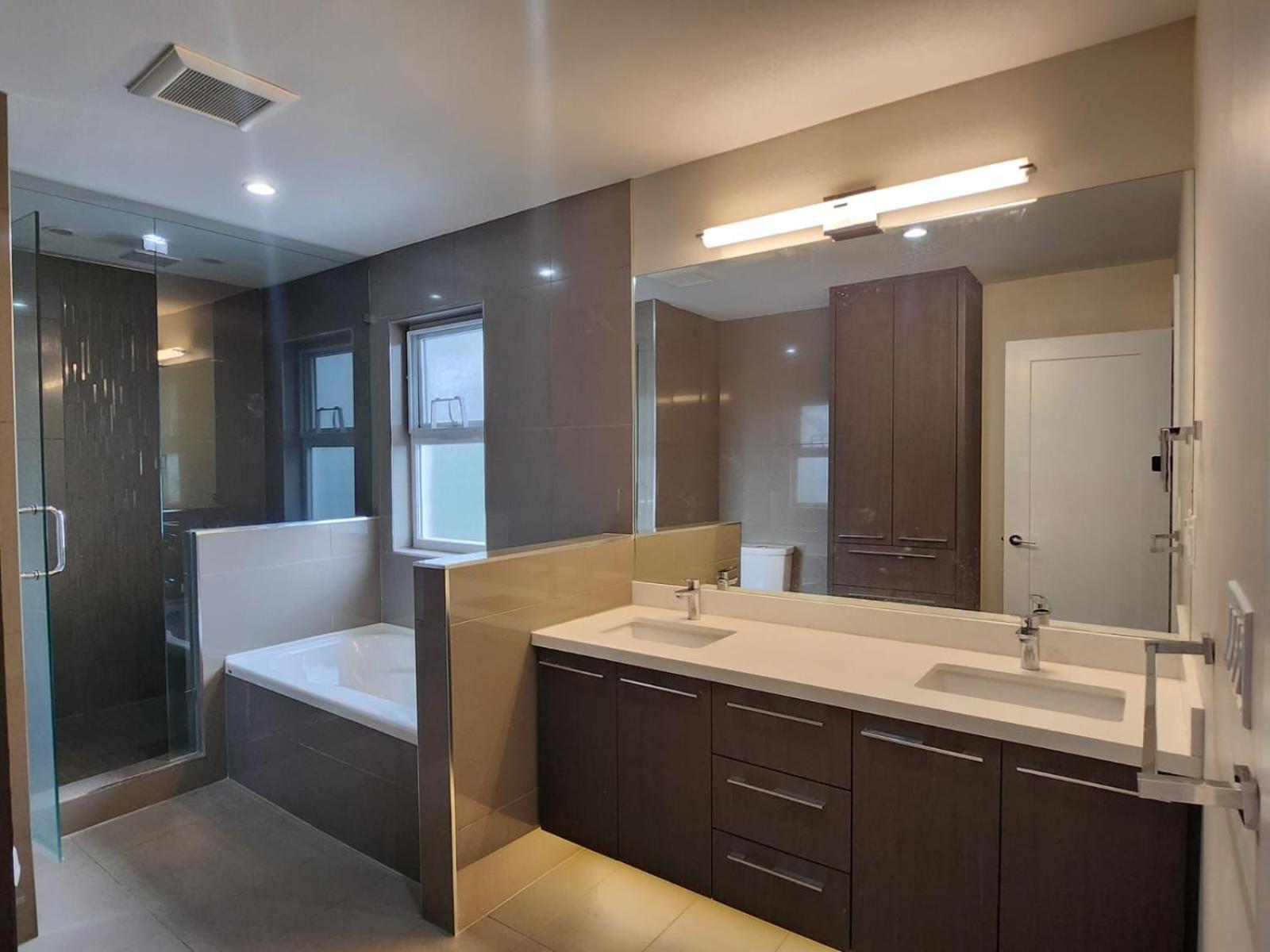 Homestay- Downtown, Restaurants, Transit Walking Distance Surrey
