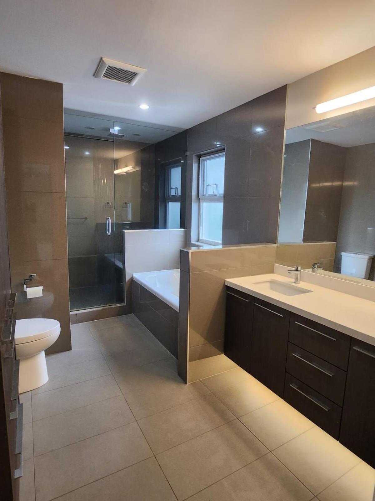 Homestay- Downtown, Restaurants, Transit Walking Distance