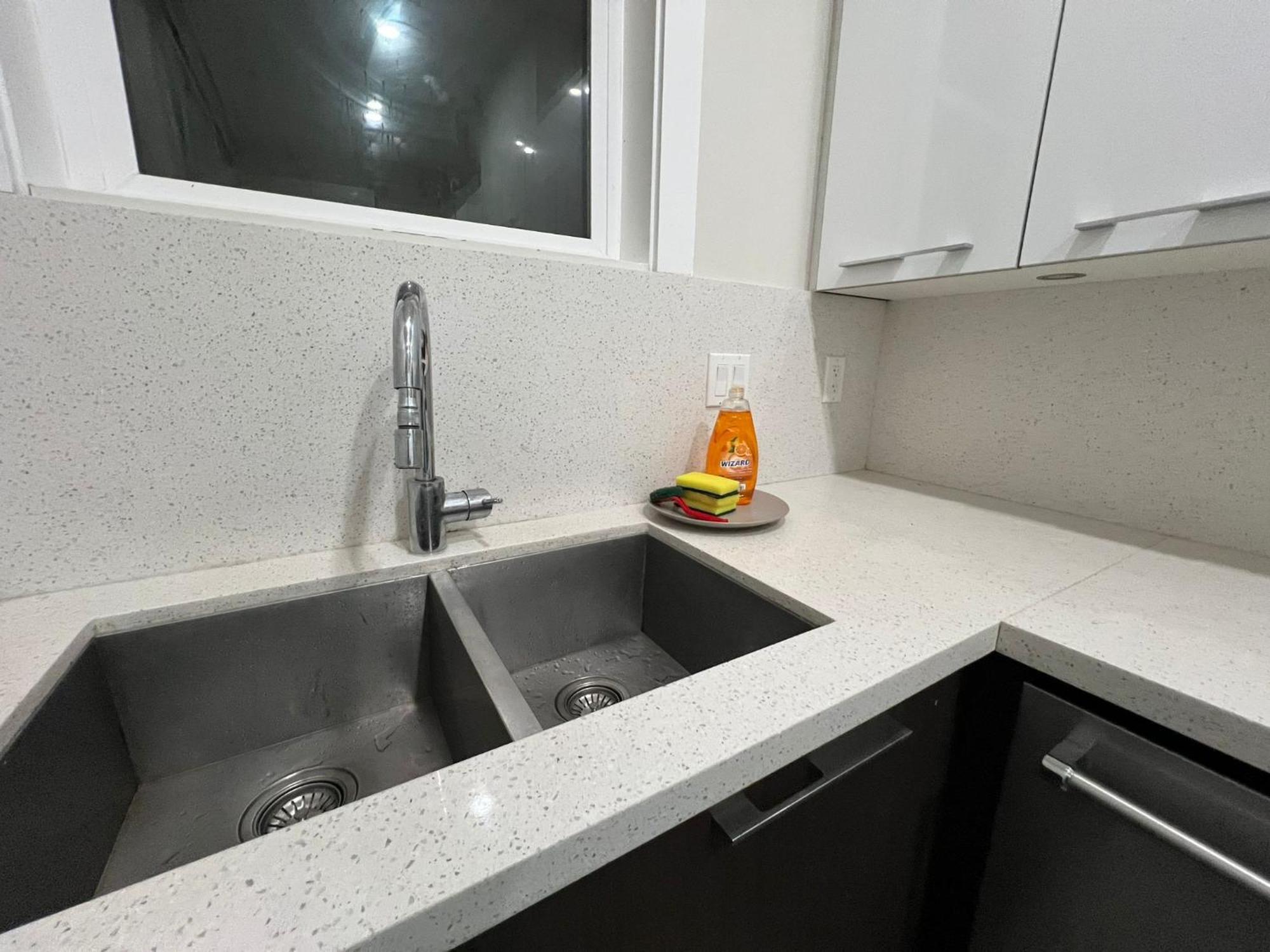 Homestay- Downtown, Restaurants, Transit Walking Distance