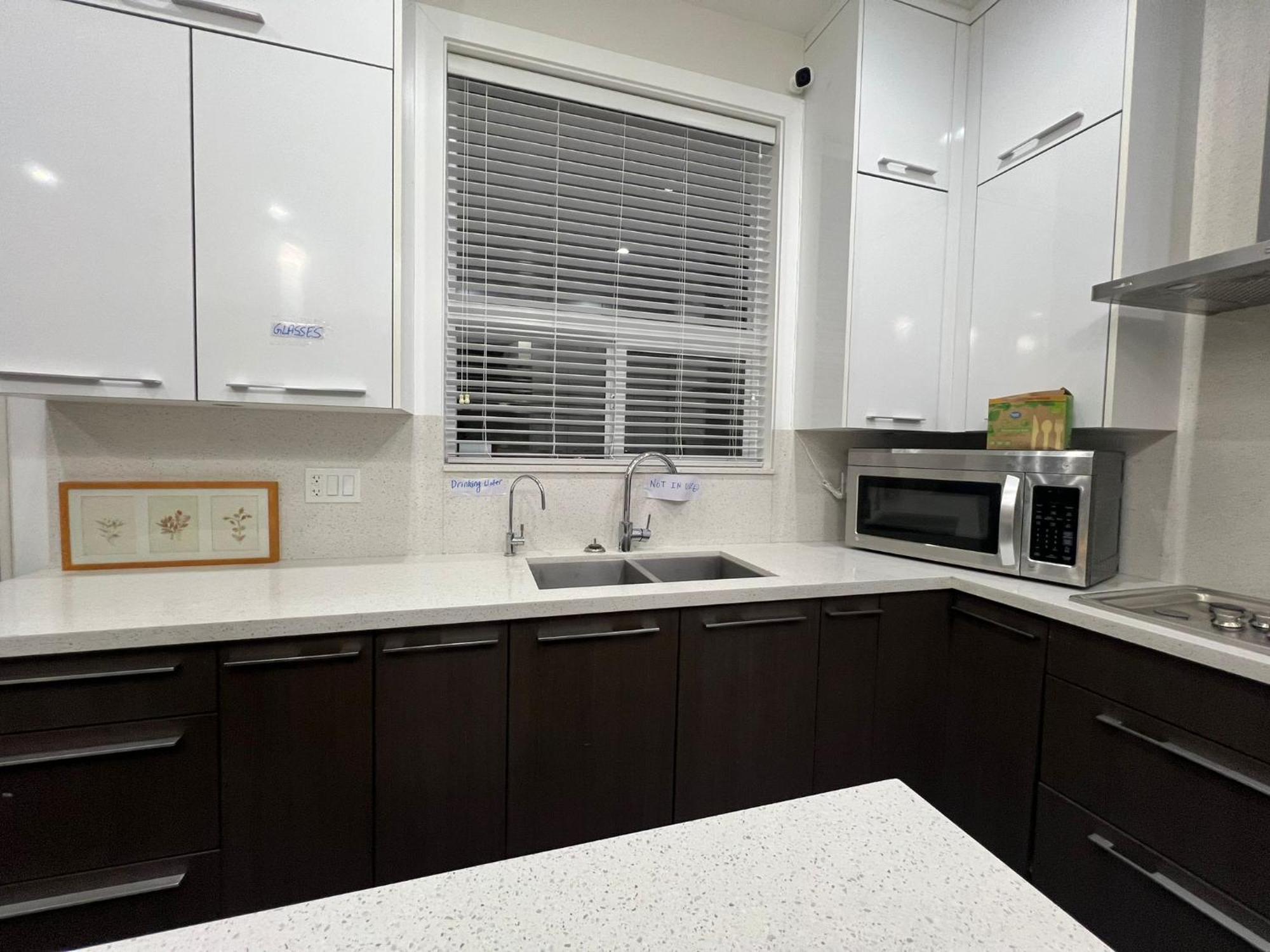 Homestay- Downtown, Restaurants, Transit Walking Distance Surrey