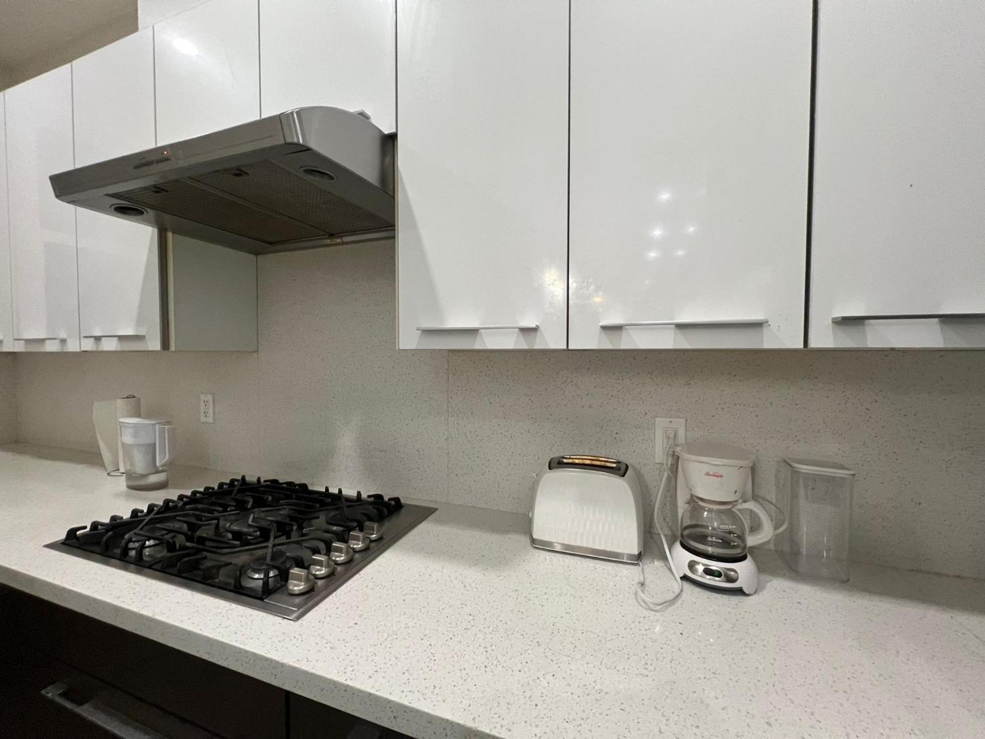 Homestay- Downtown, Restaurants, Transit Walking Distance