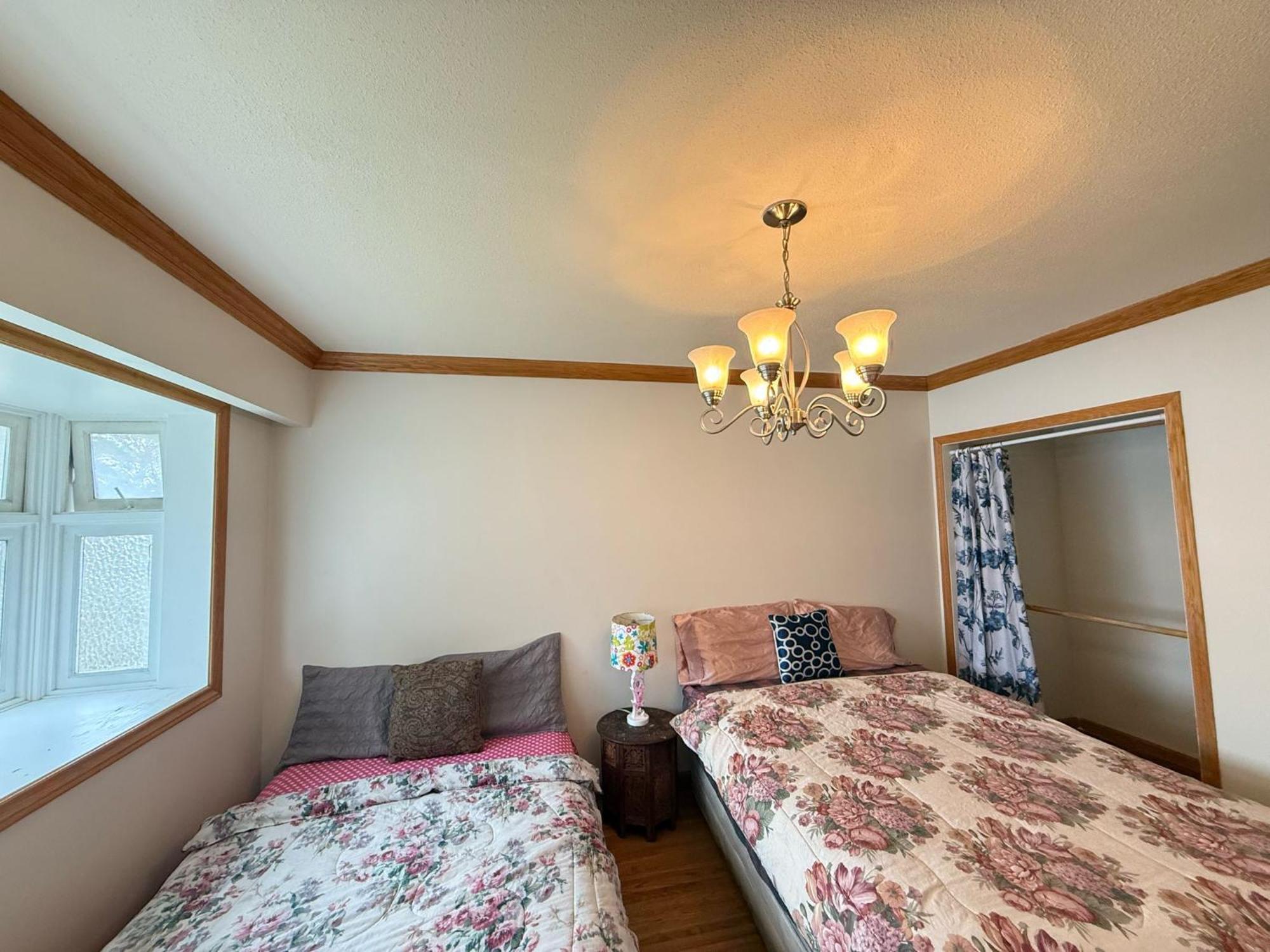 Homestay- Downtown, Restaurants, Transit Walking Distance Homestay *