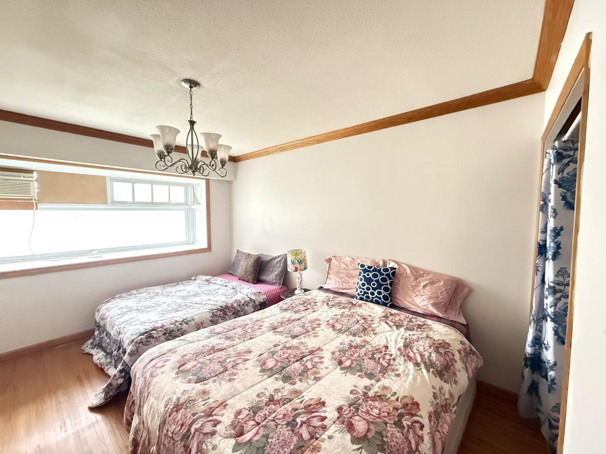 Homestay- Downtown, Restaurants, Transit Walking Distance Homestay