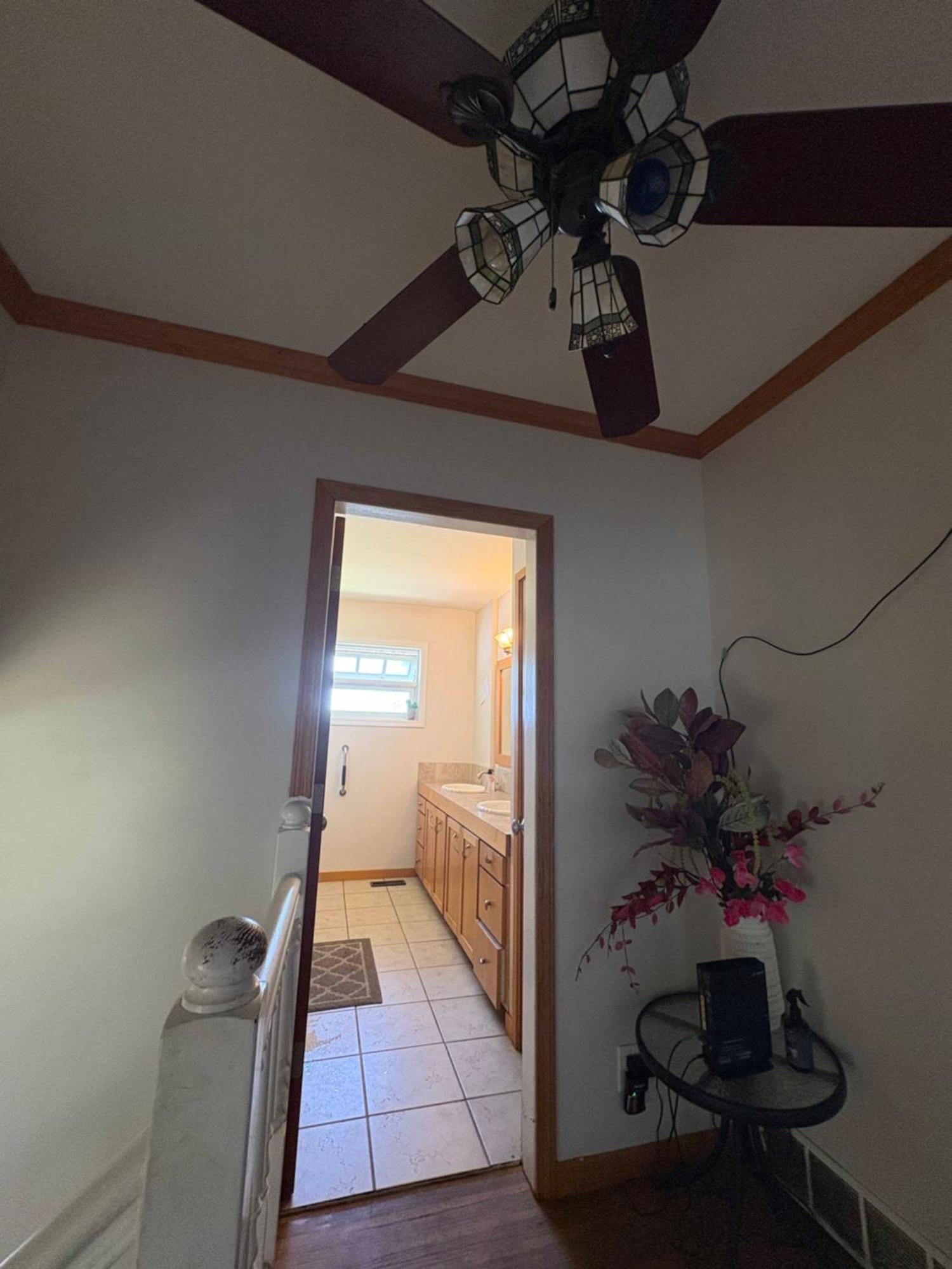 Comfortable Bed In Shared For Solo Traveller- Near Transit, Restaurants & Surrey
