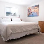 Modern Yet Comfy 3 Bed Suite In Surrey