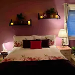 Spacious & Comfortable, Private Queen Room & Bath In West Cloverdale