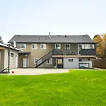 Spacious Family Home Upper Level 3 Bedrooms