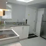 Small Room- Central Location On King George Blvd- Plazas, Transit Nearby Kg2