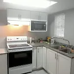 Small Room- Central Location On King George Blvd- Plazas, Transit Nearby Kg2