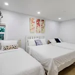 Modern Bright Whole House Major Attractions Nearby