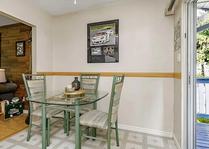 Holiday Season Deal -Stylish Room Near Shopping, Restaurants & Transit C3