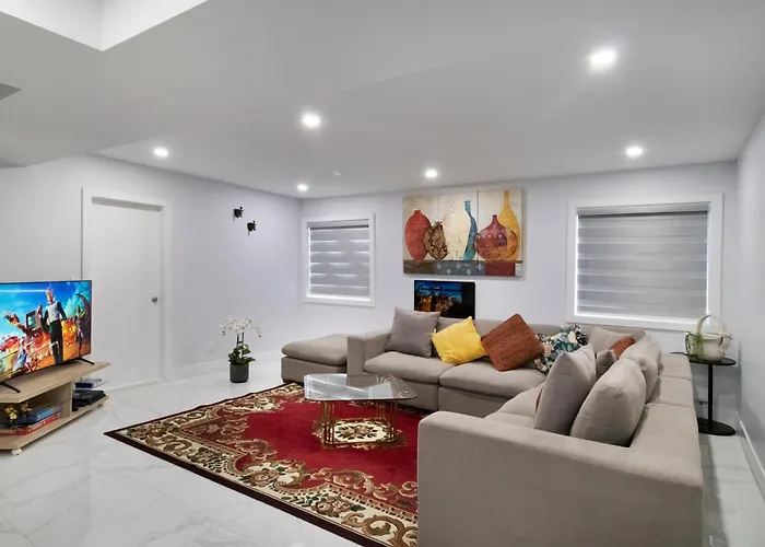 Modern Bright Whole House Major Attractions Nearby