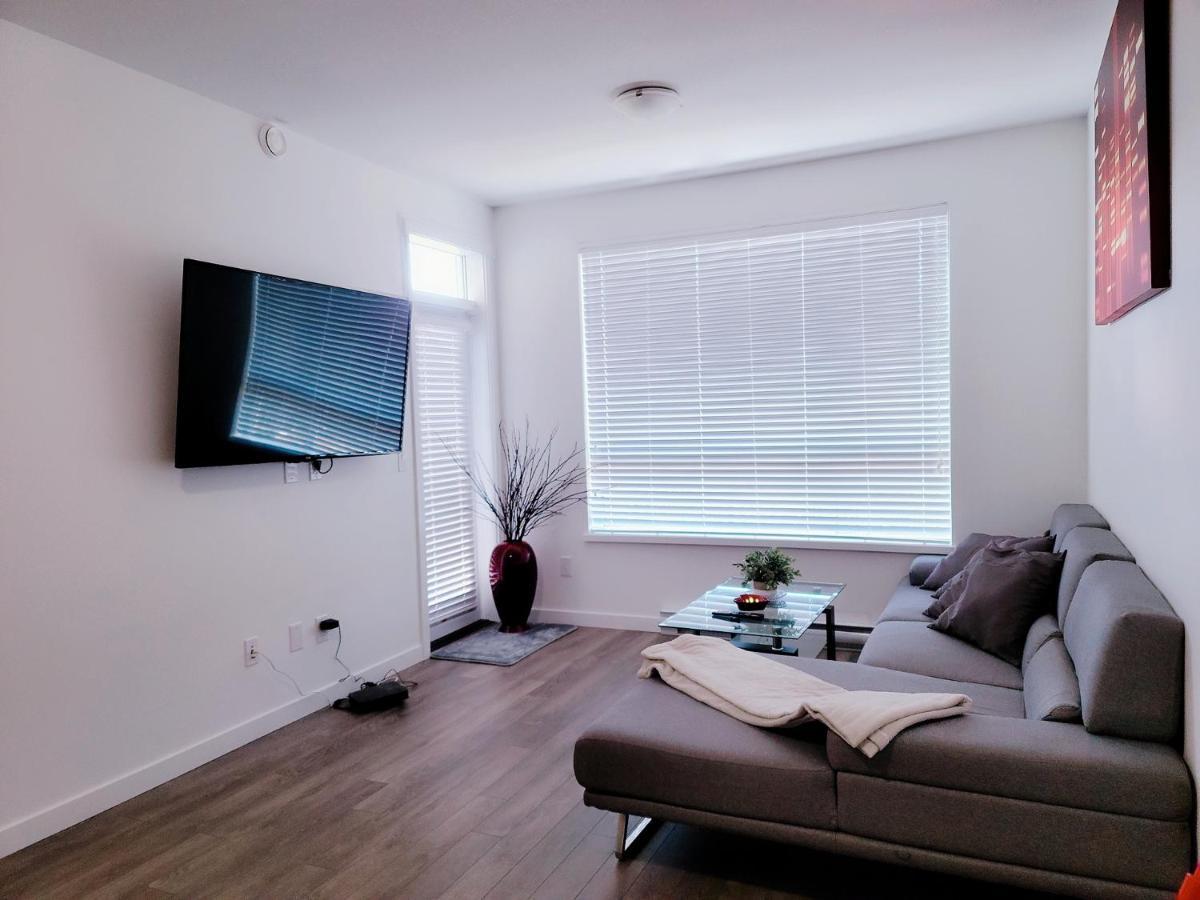 Private And Washroom In * Surrey