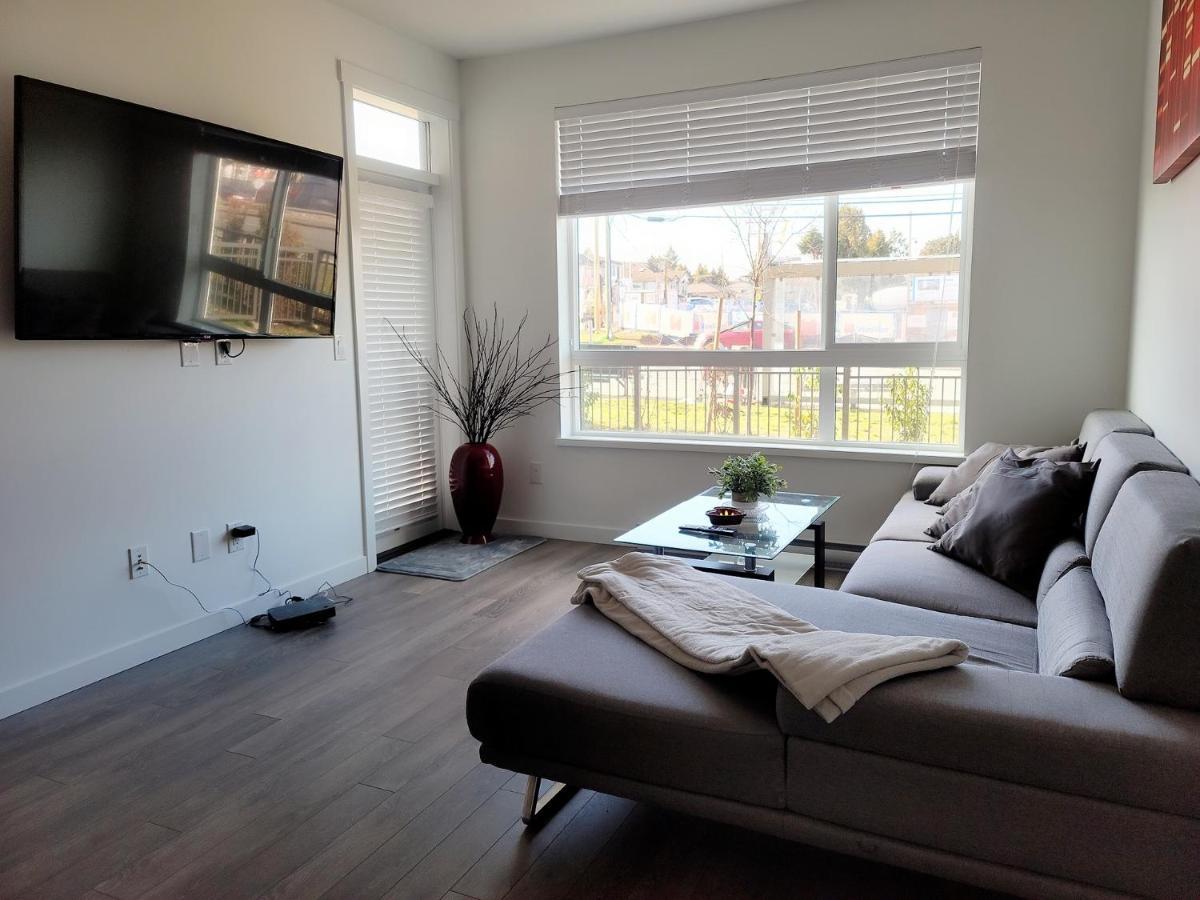 Apartment Private And Washroom In *