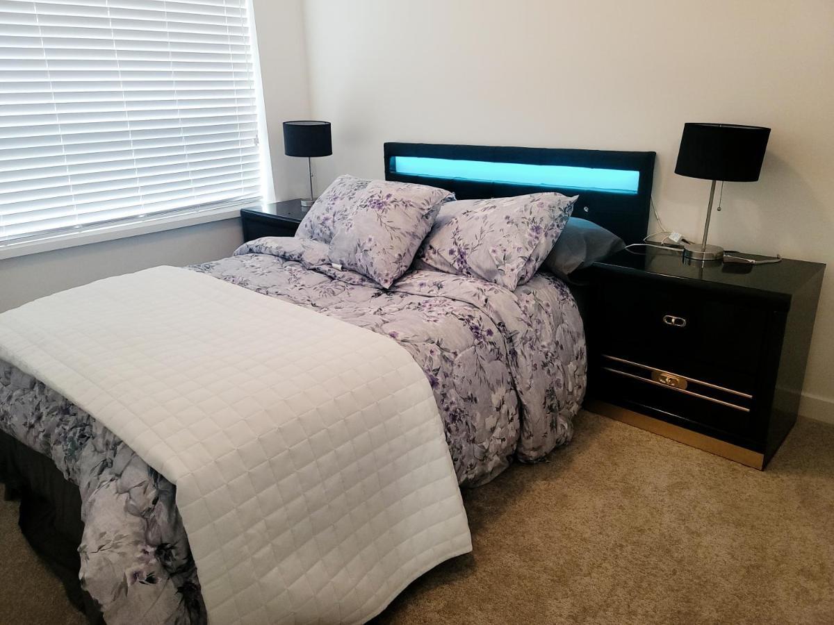 Apartment Private And Washroom In *