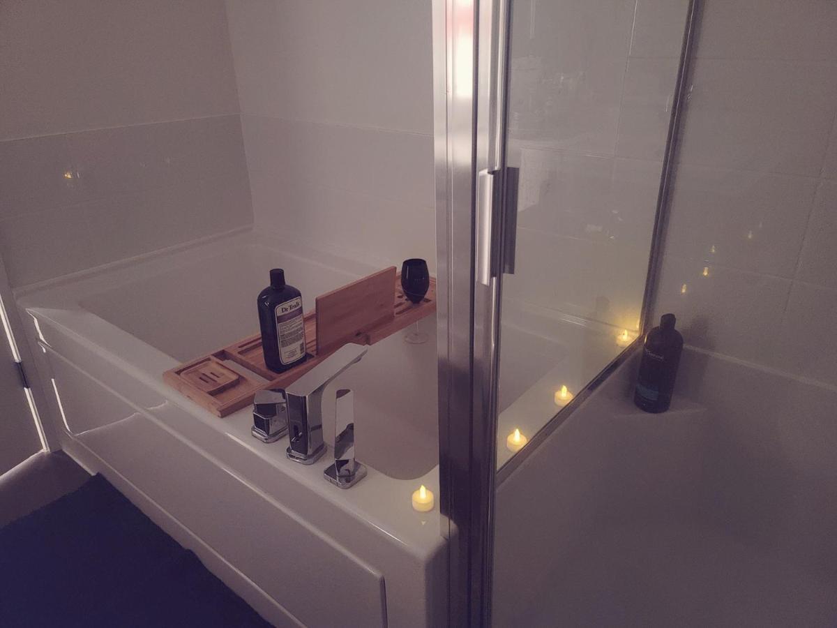 Private And Washroom In * Surrey