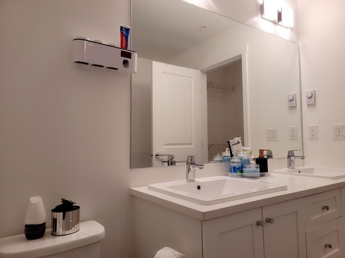 Private And Washroom In * Surrey