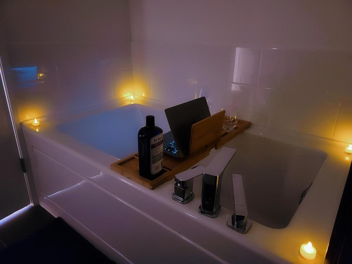 Private And Washroom In Apartment