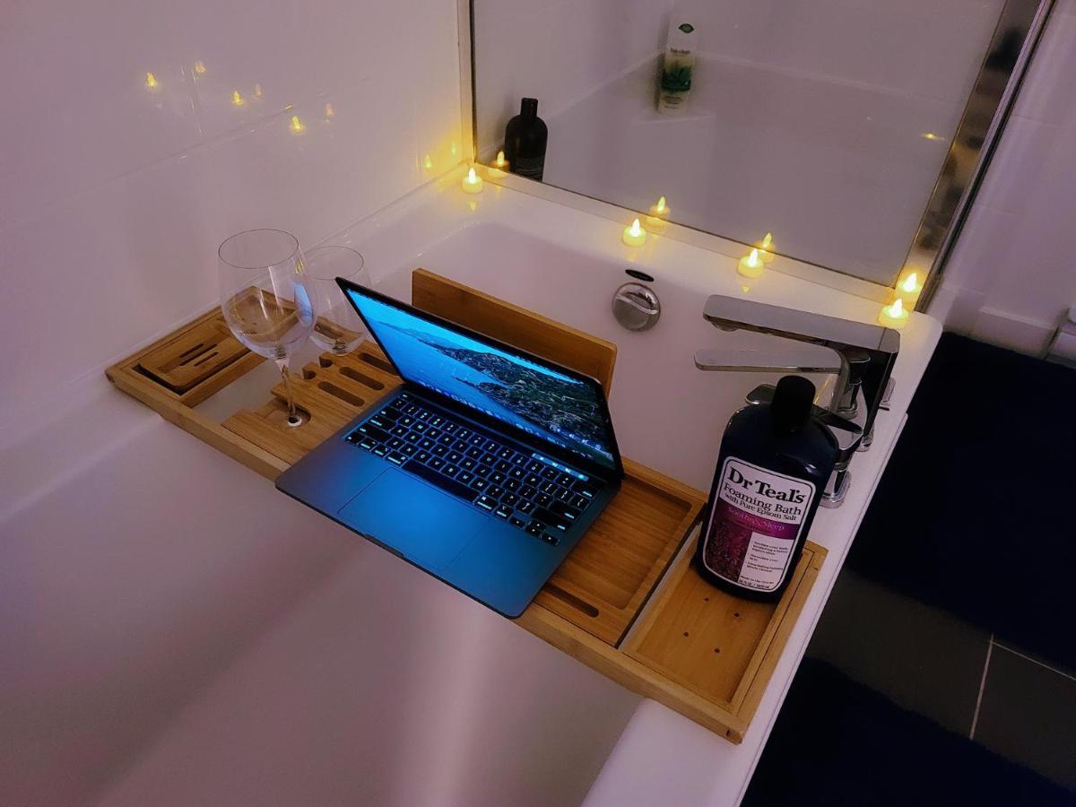 Private And Washroom In Apartment Surrey