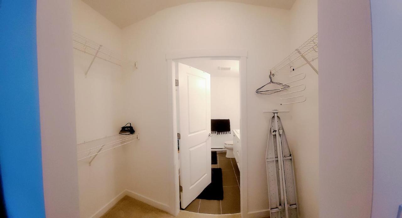 Apartment Private And Washroom In Surrey