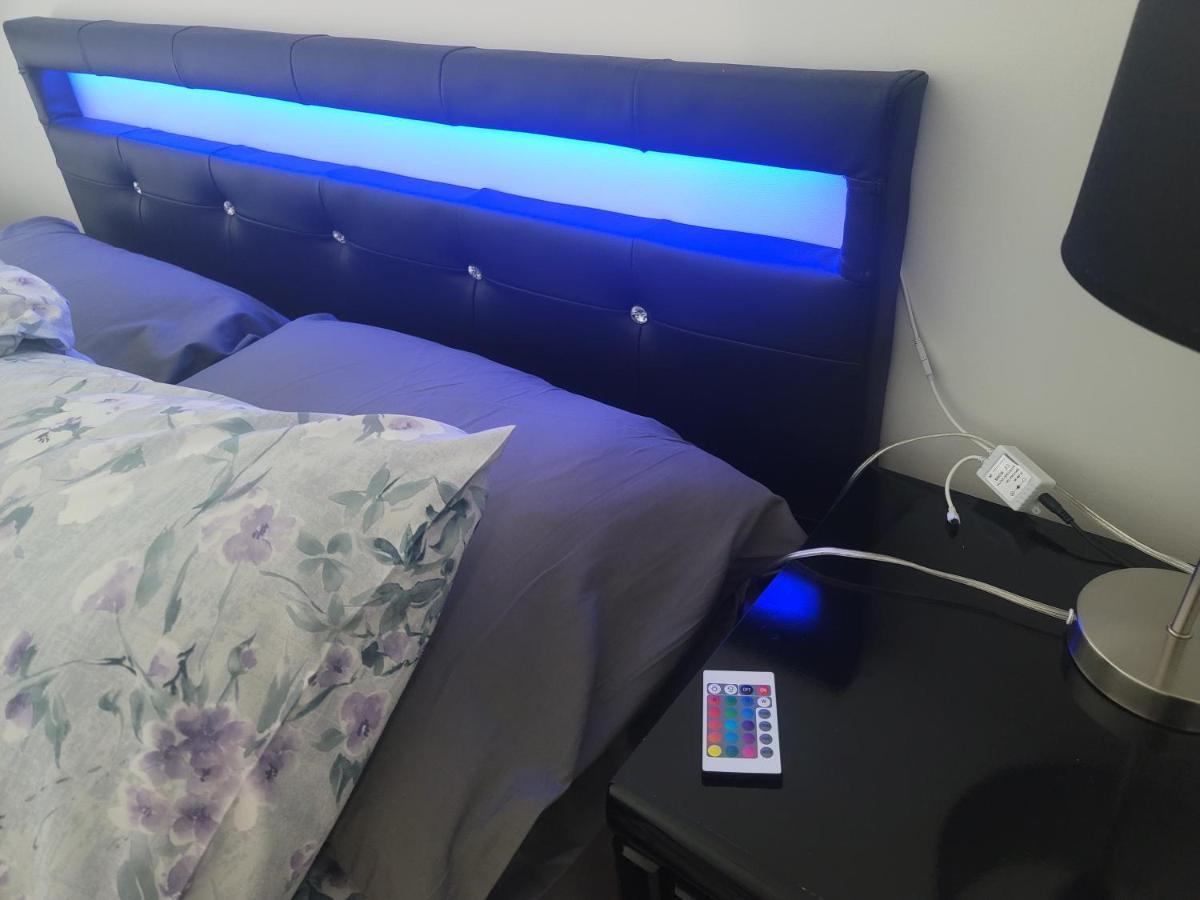 Apartment Private And Washroom In *