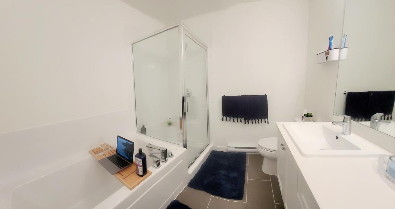 Private And Washroom In * Surrey