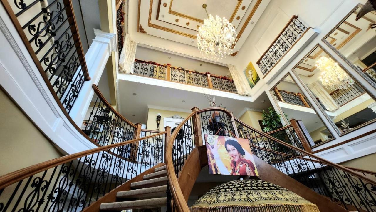 Empress Palace Hotel *