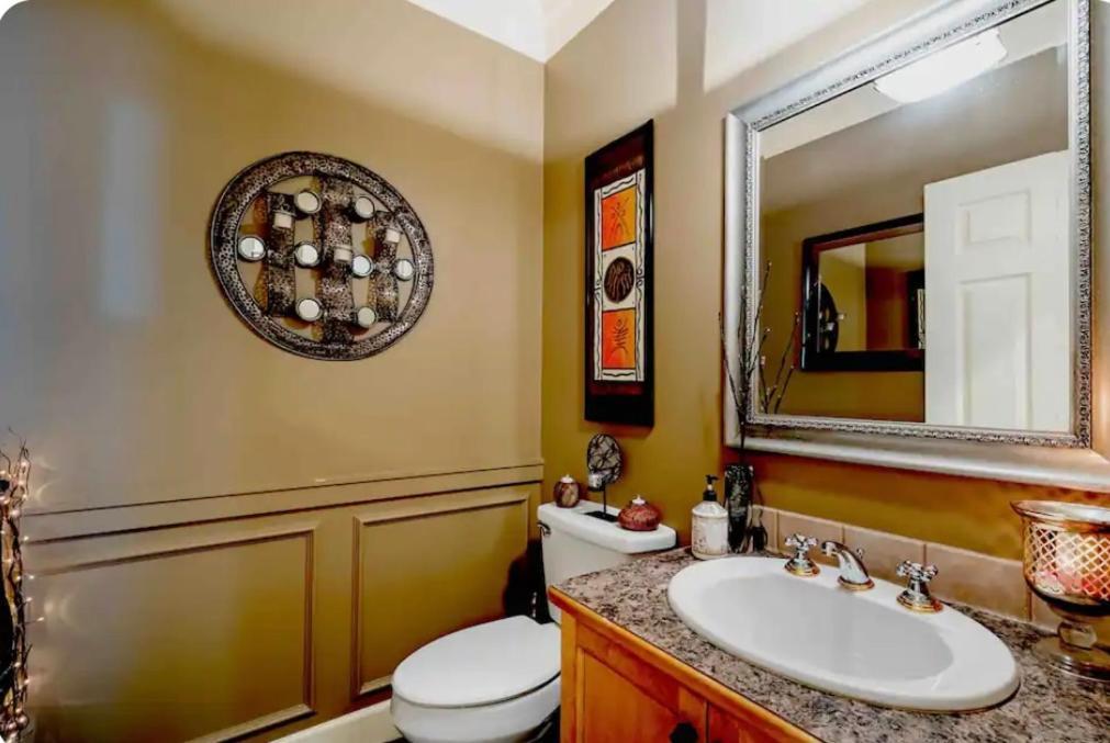 Spacious & Comfortable, Private Queen & Bath In West Cloverdale Homestay *
