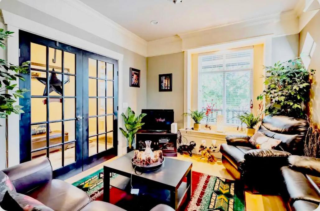 Spacious & Comfortable, Private Queen & Bath In West Cloverdale * Surrey