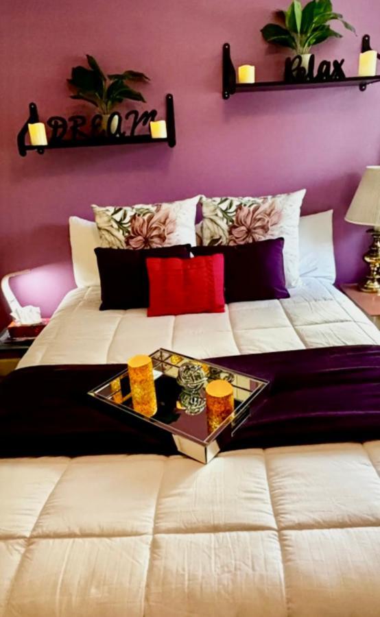 Spacious & Comfortable, Private Queen & Bath In West Cloverdale Homestay