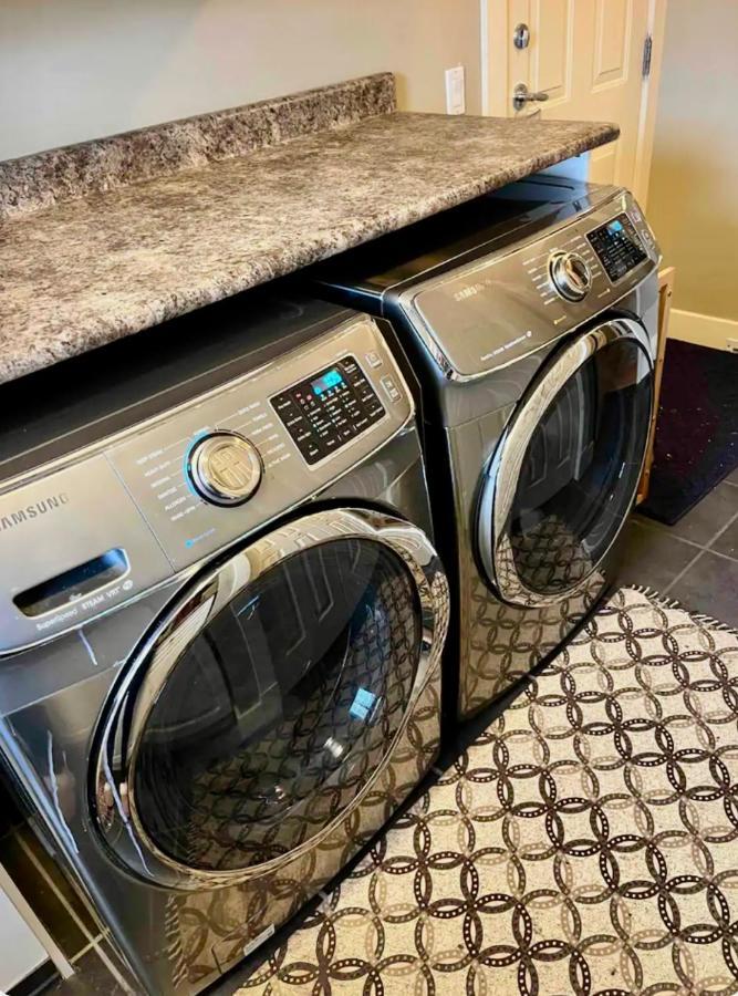 Homestay Spacious & Comfortable, Private Queen & Bath In West Cloverdale *