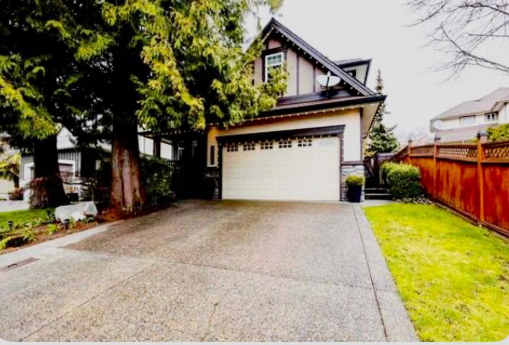 Homestay Spacious & Comfortable, Private Queen & Bath In West Cloverdale Surrey