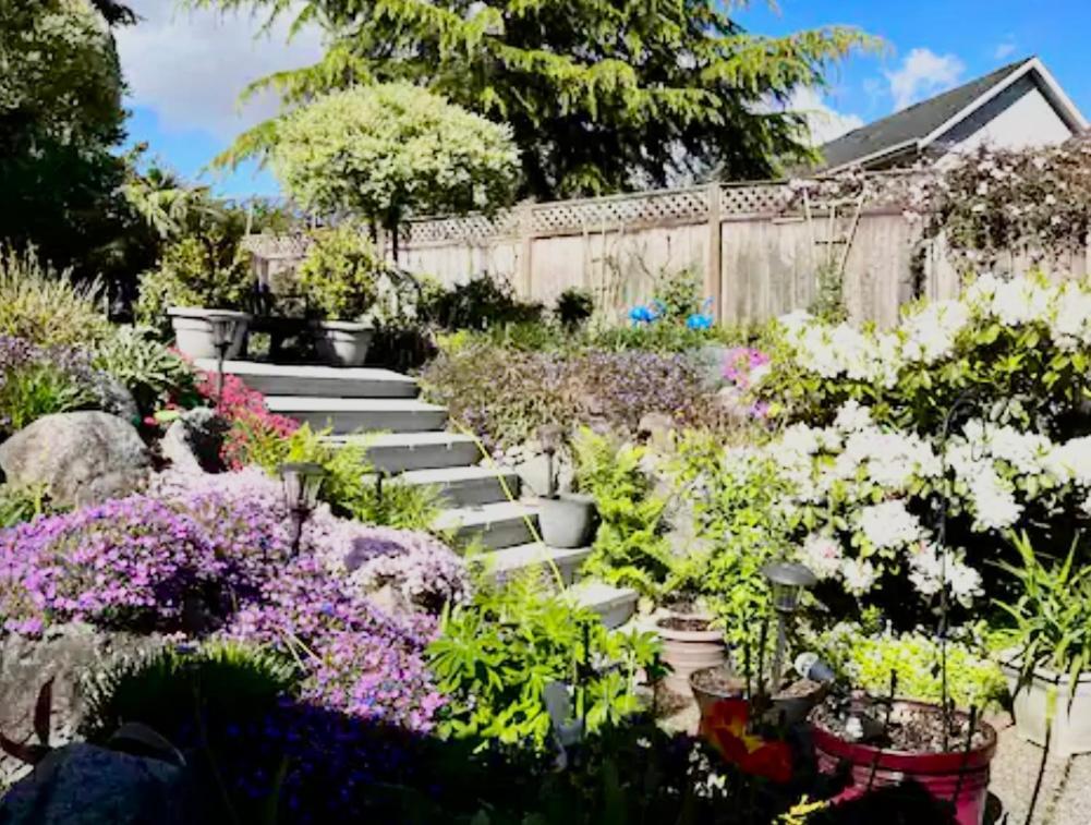 Spacious & Comfortable, Private Queen & Bath In West Cloverdale * Surrey