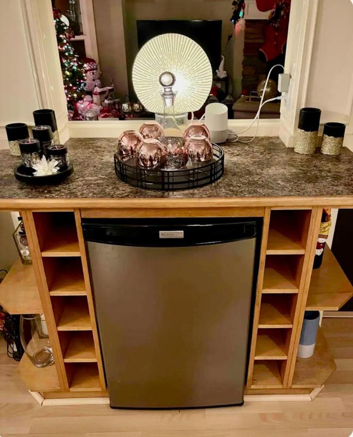 Homestay Spacious & Comfortable, Private Queen & Bath In West Cloverdale