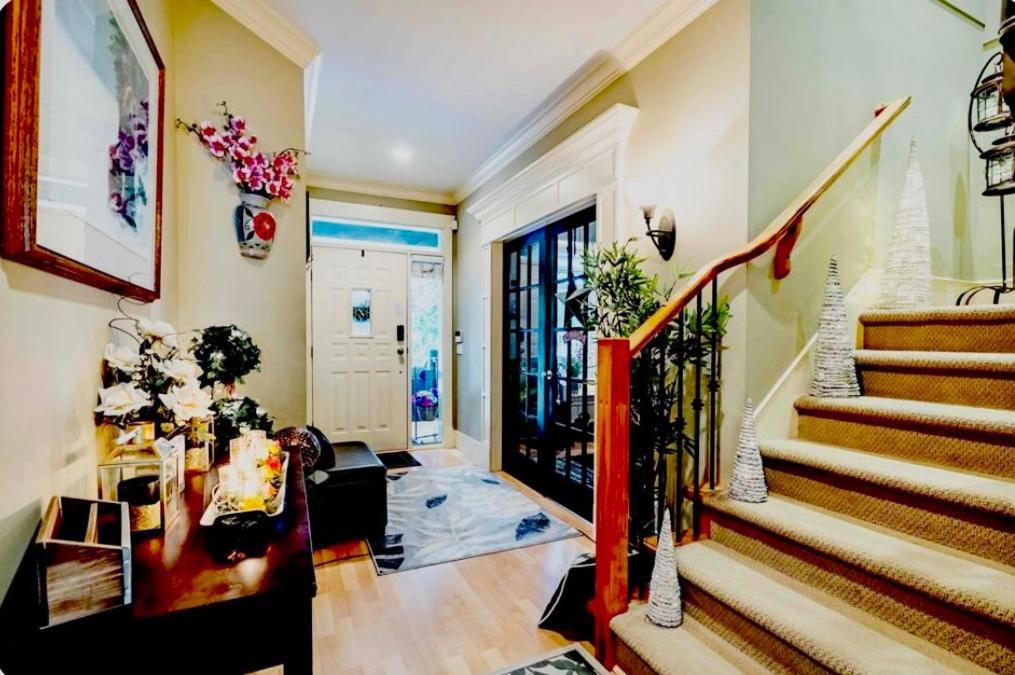 Spacious & Comfortable, Private Queen & Bath In West Cloverdale Homestay