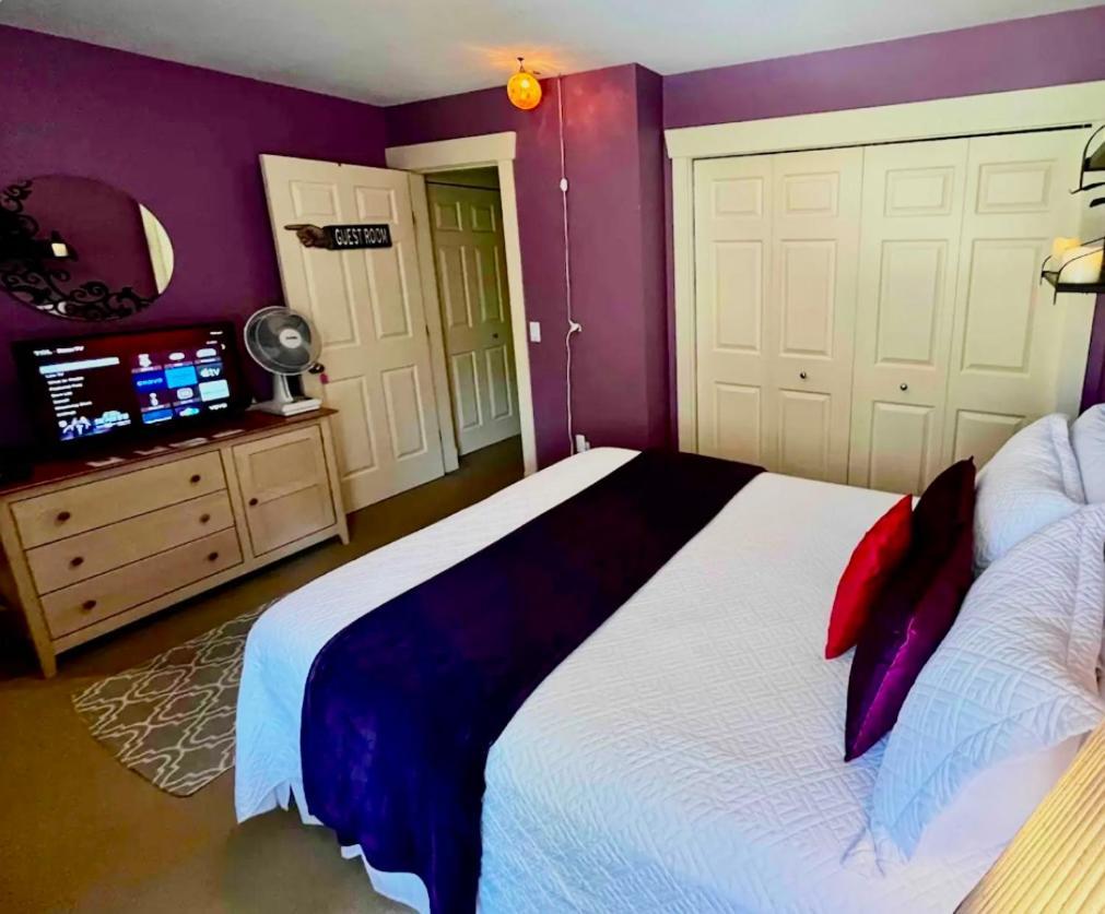 Spacious & Comfortable, Private Queen & Bath In West Cloverdale Homestay *